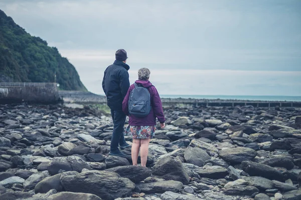 Senior paar op het strand in de herfst — Stockfoto