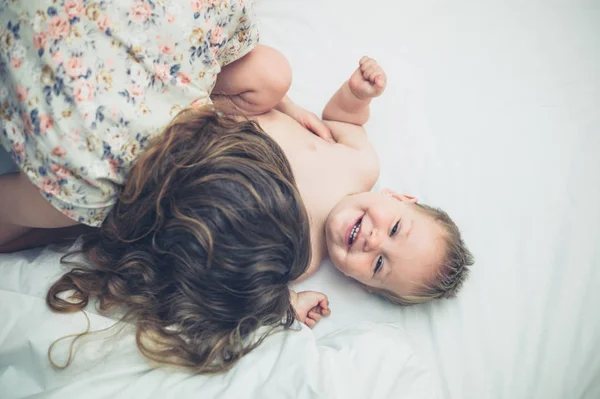 아기와 놀고 있는 어머니 — 스톡 사진