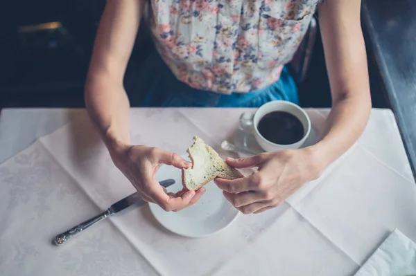 テーブルでトーストを食べる女 — ストック写真