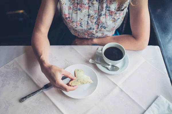 Жінка їсть тости за столом — стокове фото