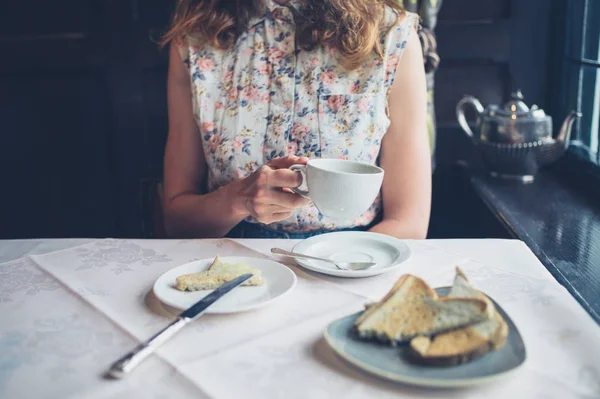 Mujer Desayunando Tomando Café —  Fotos de Stock
