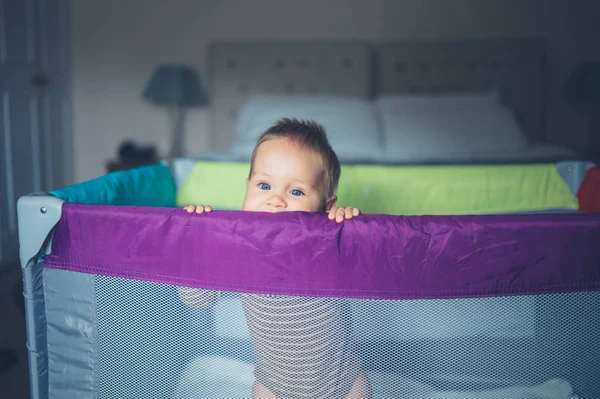 Gelukkig weinig baby permanent in zijn pen — Stockfoto