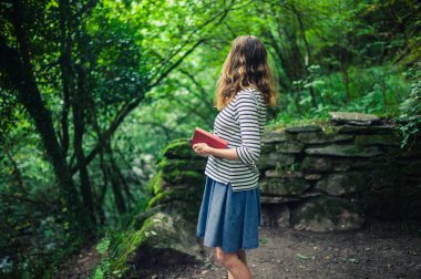 Ormandaki kitap ayakta kadınla