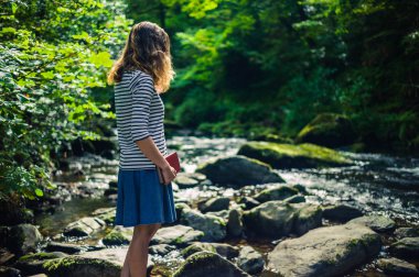 Nehir kitapta olan kadın