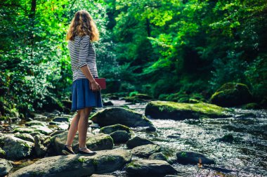 Nehir kitapta olan kadın