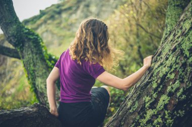 kadın bir ağaca tırmanmak