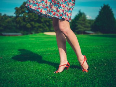 Elbiseli Rüzgar'ın bahçesinde duran kadın