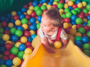 Top havuzunda oynayan küçük bebek