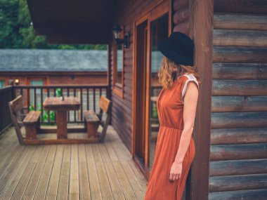 Şapka verandaya rahatlatıcı giyen kadın