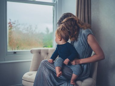 Anne ve çocuk pencereden dışarı bakarak