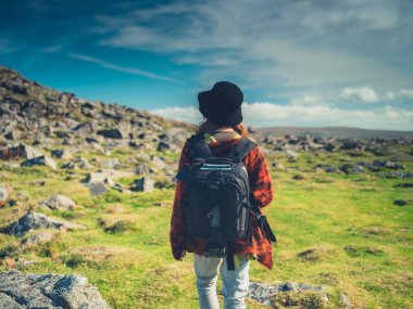 Vahşi doğada yürüyüş sırt çantası kadınla