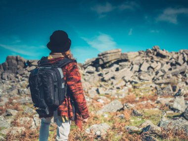 Vahşi doğada yürüyüş sırt çantası kadınla