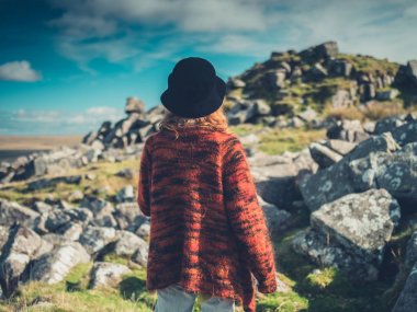 Vahşi doğada yürüyüş şapka ile genç kadın