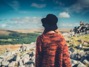 Vahşi doğada yürüyüş şapka ile genç kadın