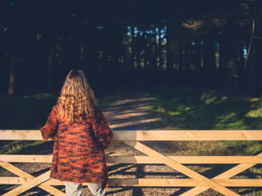 Kadın kapı ormandaki tarafından