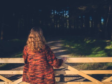 Kadın kapı ormandaki tarafından