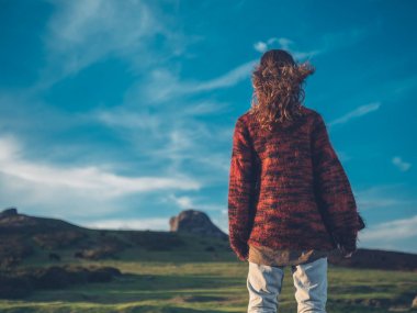 Gün batımında vahşi genç kadın