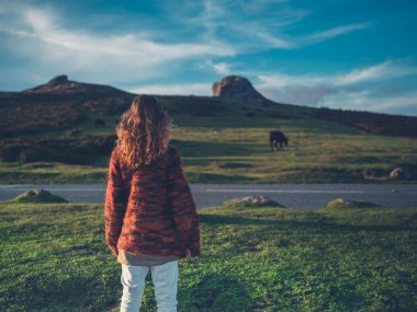Vahşi karayoluyla duran genç kadın