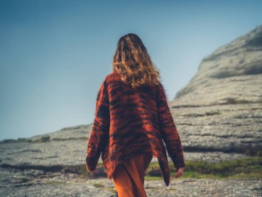 Siste moor üzerinde yürüyen genç kadın