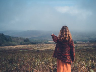 Moor işaret üzerinde duran genç kadın