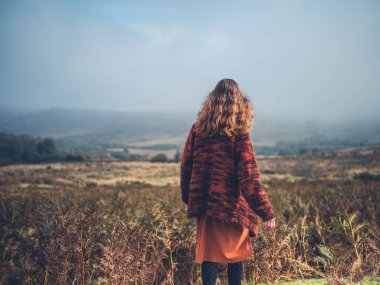 Moor üzerinde duran genç kadın