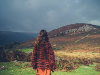 Moor üzerinde duran genç kadın