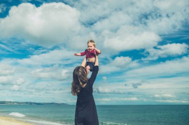 Sahilde kaldırma bebek anne