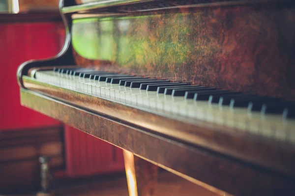 Piano im Sonnenschein — Stockfoto