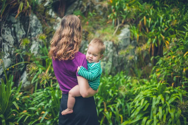 Mère tenant bébé dans la nature — Photo