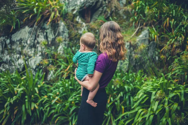 Mère tenant bébé dans la nature — Photo