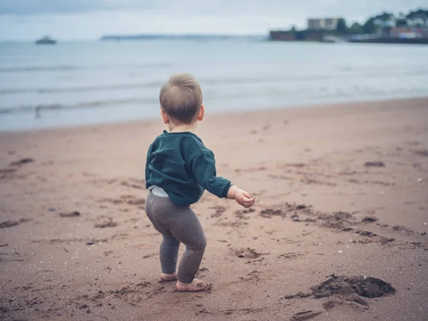 Маленька дитина стоїть на пляжі — стокове фото