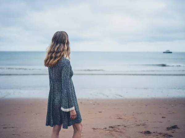 Vrouw in jurk bewonderen van de Oceaan — Stockfoto