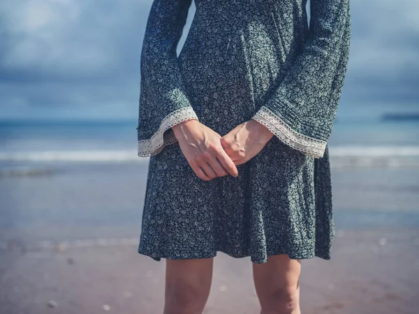 Mujer con las manos dobladas en la playa —  Fotos de Stock