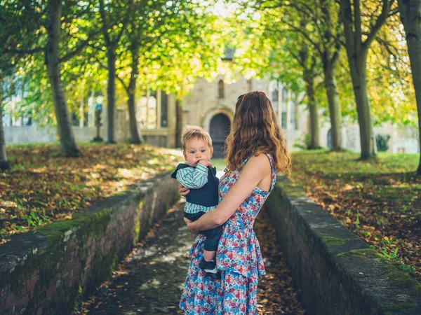 Madre con bebé fuera de la iglesia — Foto de Stock