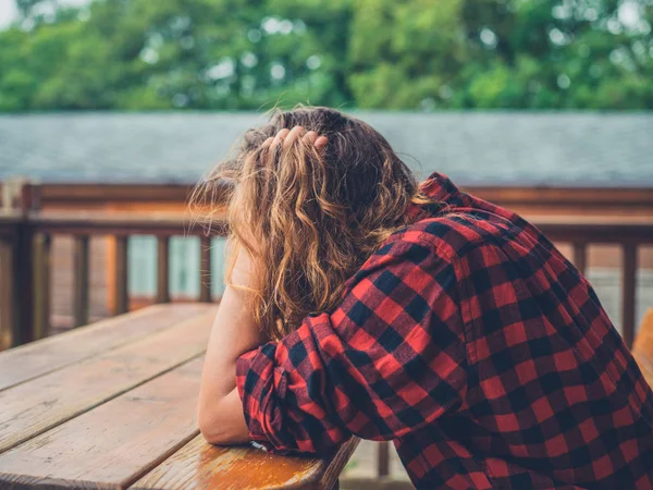 Verdrietig en moe vrouw op porh — Stockfoto