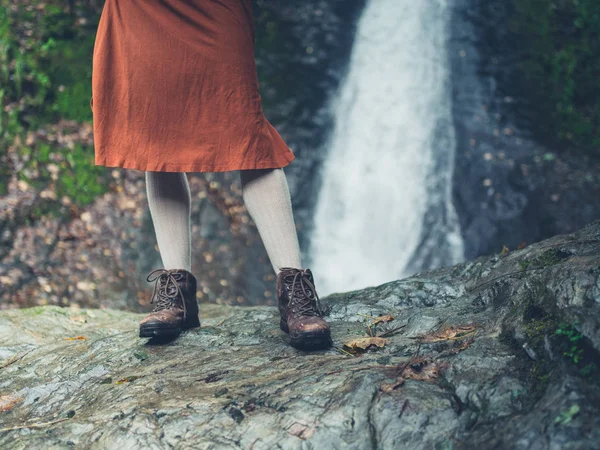 Voeten en benen van de vrouw door waterfall — Stockfoto