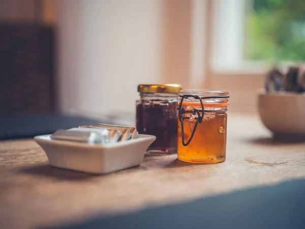 Tablo üzerine tereyağı ve reçel kavanoz — Stok fotoğraf