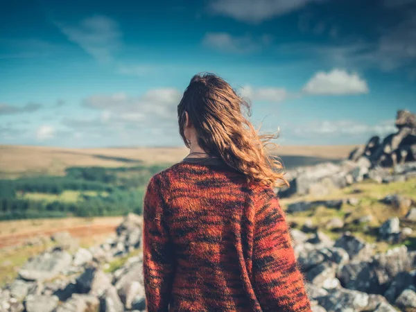 Vrouw bewonderen van de wildernis — Stockfoto