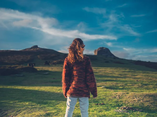 Junge Frau in der Wildnis bei Sonnenuntergang — Stockfoto