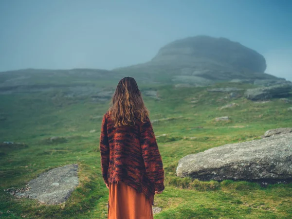 Junge Frau spaziert im Nebel am Moor — Stockfoto