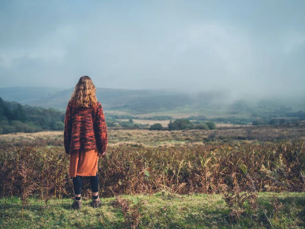 Junge Frau steht auf einem Moor — Stockfoto