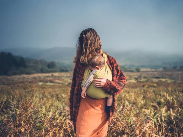 Молодая мать с ребенком в болоте — стоковое фото