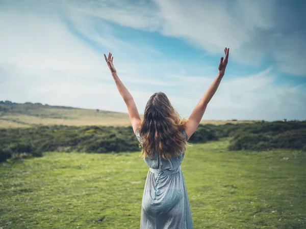 Belle jeune femme en robe sur la lande — Photo