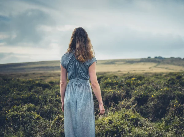 Vacker ung kvinna i klänning på Heden — Stockfoto