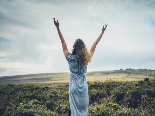 Belle jeune femme en robe sur la lande — Photo