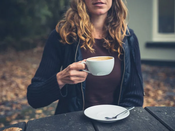 秋に外でコーヒーを飲む若い女性 — ストック写真