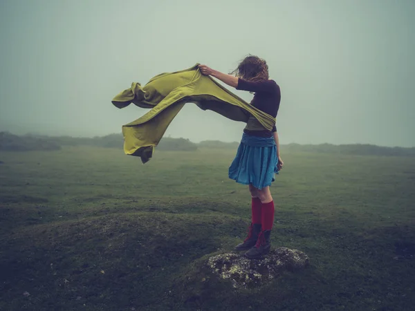 Vrouw met sjaal in de wind op de moor — Stockfoto