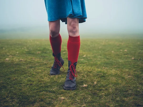 Vrouw in laarzen en sokken wandelen op de hei — Stockfoto