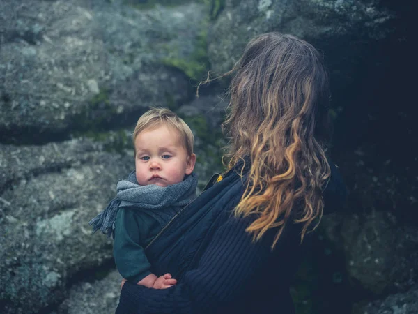 Madre con el bebé cerca de rocas — Foto de Stock