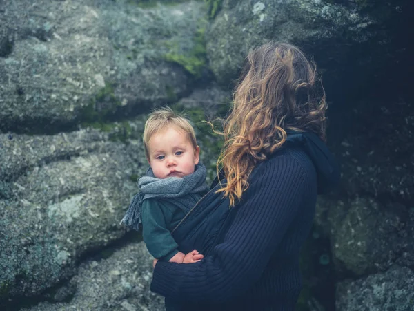 Madre con el bebé cerca de rocas — Foto de Stock